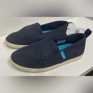 New with tags navy blue native keep it lite shoes kids girls